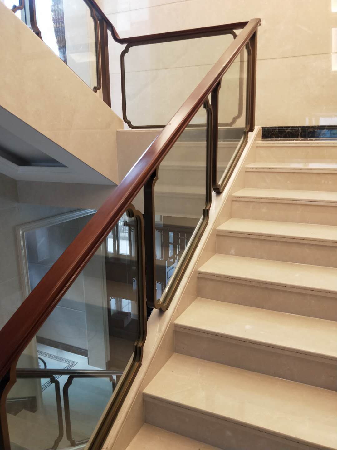 304不锈钢管遇上玻璃，这样的楼梯扶手你喜欢吗？
